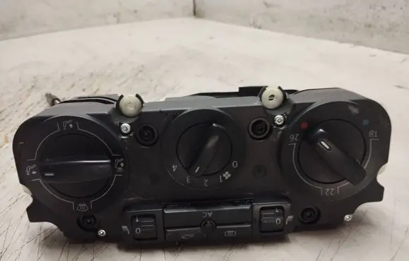 Volkswagen Golf V Climate control unit 