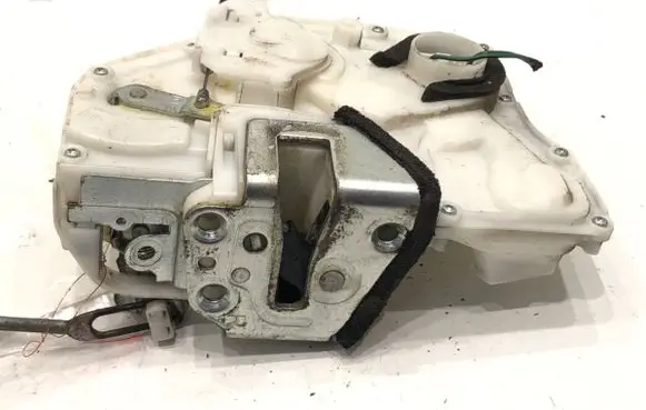 Suzuki Swift II Front door lock 82201-68LA0