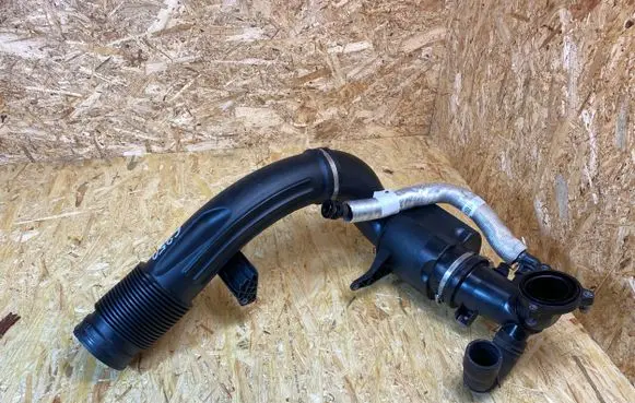 Land Rover Defender Air intake hose/pipe M8B29H715BA