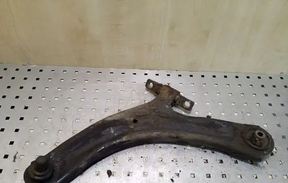 Nissan Qashqai+2 Front lower control arm/wishbone