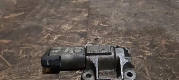 Volvo XC70 Camshaft vanos timing valve 8670421