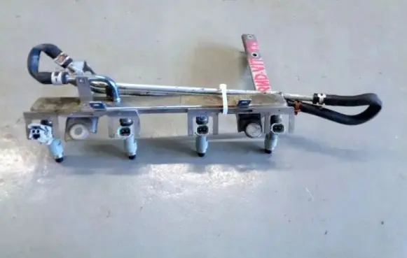 Suzuki Grand Vitara II Fuel injector supply line/pipe 