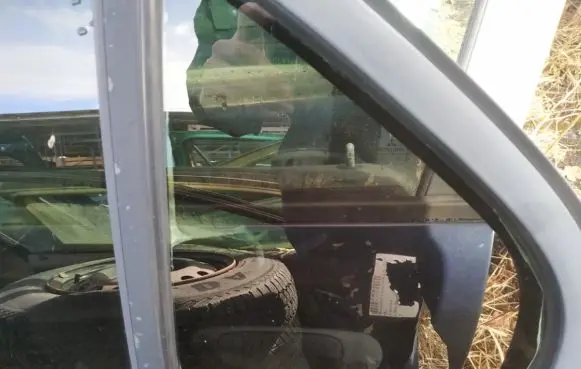 Mitsubishi Carisma Rear vent window glass 
