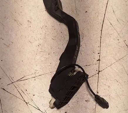 Accelerator throttle pedal