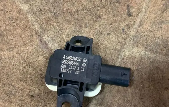 Mercedes-Benz GLS X166 Airbag deployment crash/impact sensor A1668210351