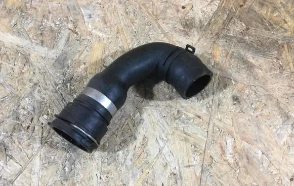 Porsche Macan (95B) Intercooler pipe mounting bracket 3b0122291c