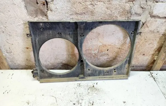 Radiator cooling fan shroud