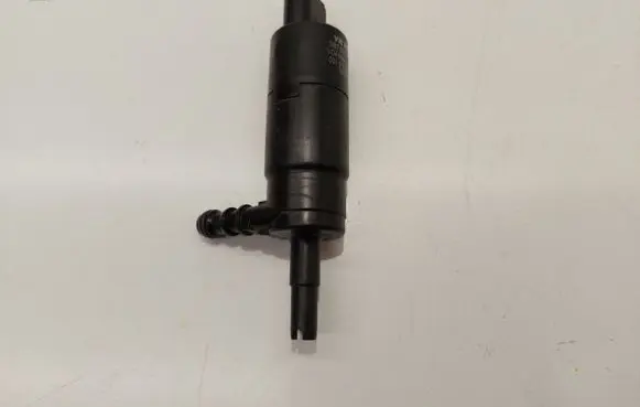 Volkswagen PASSAT B6 Headlight washer pump 3B7955681
