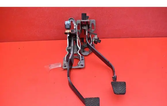 Accelerator throttle pedal