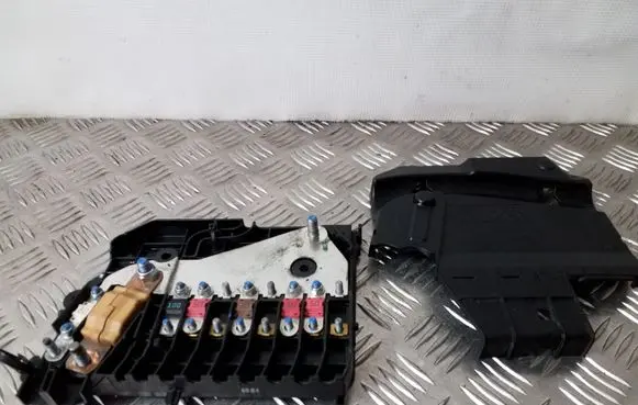 Ford Focus Fuse module AV6T14A067BC