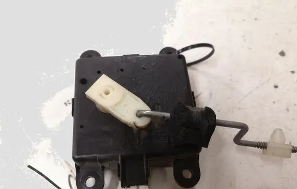 Nissan X-Trail T30 Air flap motor/actuator 3J01030840