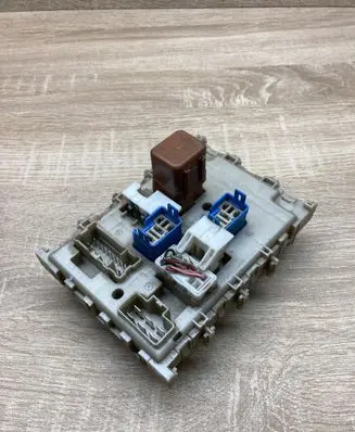 Nissan Primera Fuse module 243504U100