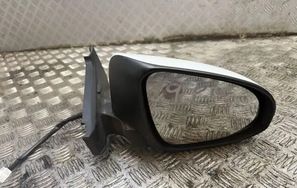 Toyota Yaris Front door electric wing mirror 