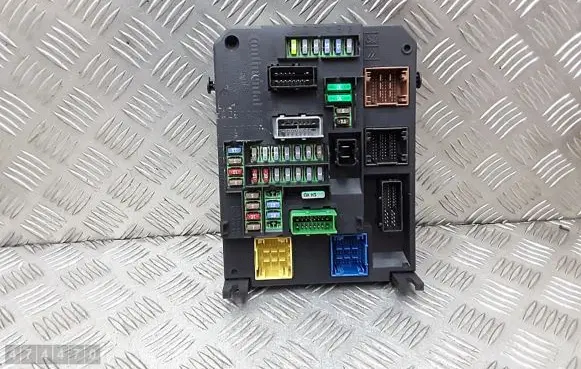 Peugeot 308 Fuse module 9806687880