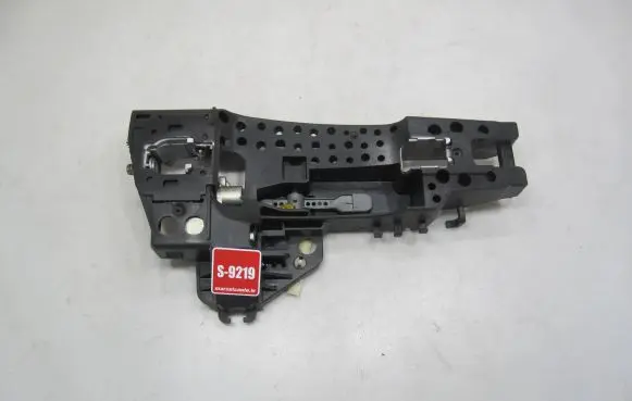 Audi A5 8T 8F Front door exterior handle/bracket 8T0837886