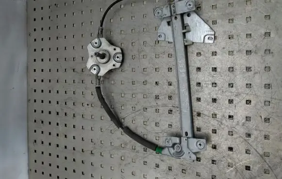 Rear door manual window regulator