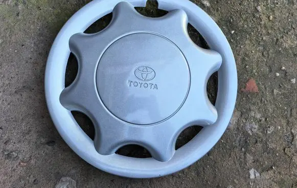 Toyota Avensis T220 R15 wheel hub/cap/trim Art.206