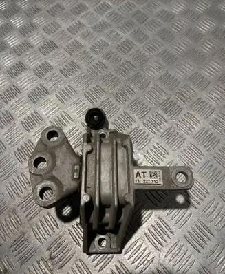 Opel Insignia A Engine mount bracket 13227712