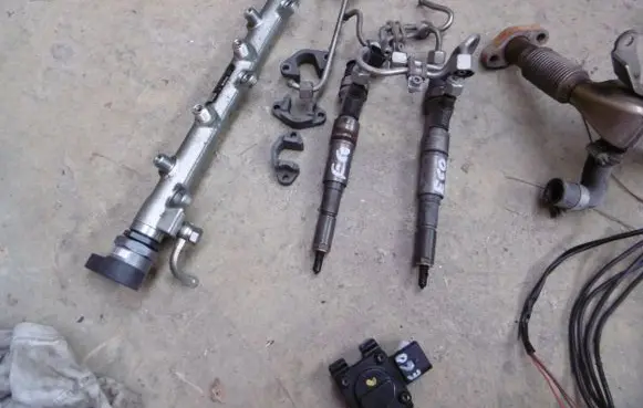 BMW 5 E60 E61 Fuel injector 0445110216