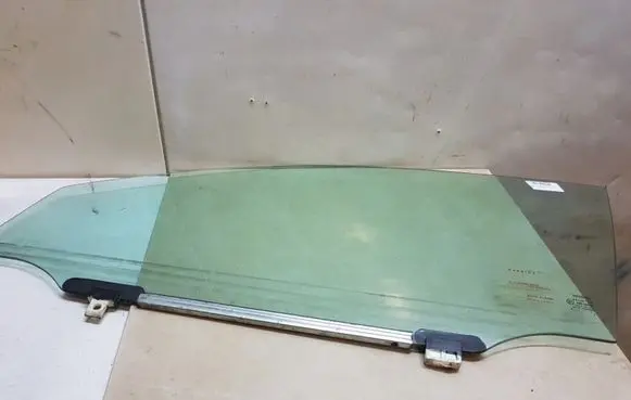 Toyota Avensis T220 Front door window glass four-door