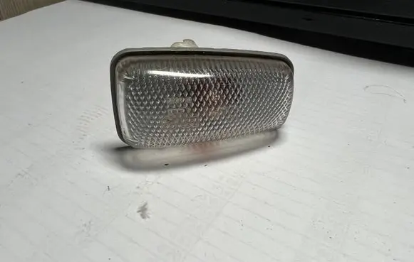 Front fender indicator light