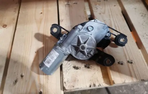 Volkswagen Touran III Rear window wiper motor 5G0955711A