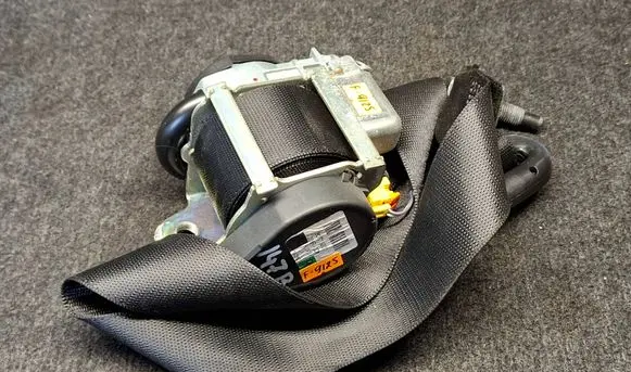 Mercedes-Benz B W245 Front seatbelt 1698608485
