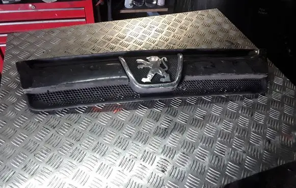 Peugeot Boxer Front bumper upper radiator grill 1304703070