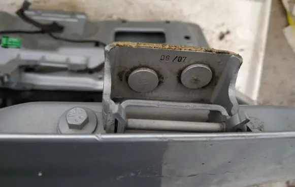 Volvo V50 Tailgate/trunk/boot hinge
