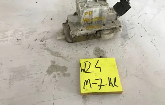 Ford Mondeo Mk III Front door lock 56853683