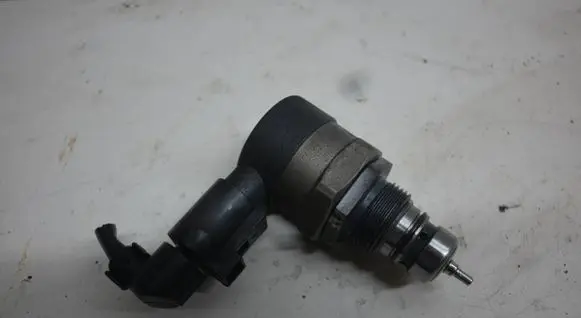 Volkswagen Tiguan Fuel pressure regulator 057130764AB