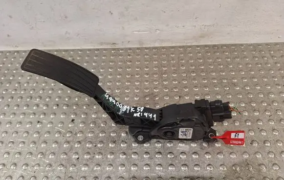 Accelerator throttle pedal