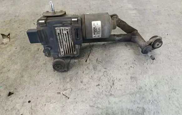 Volkswagen Touran I Front wiper linkage