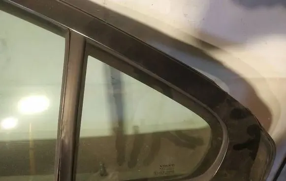 Rear vent window glass
