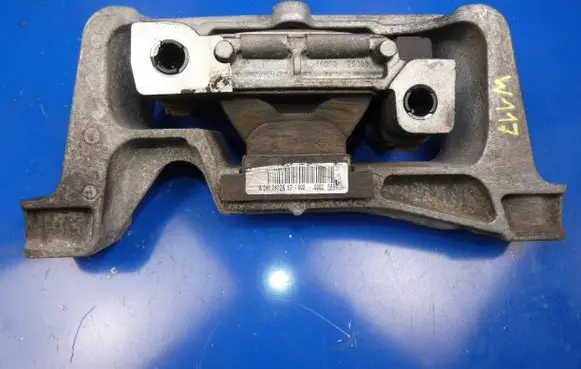 Mercedes-Benz CLA C117 X117 W117 Engine mount bracket A2462402617 00025867