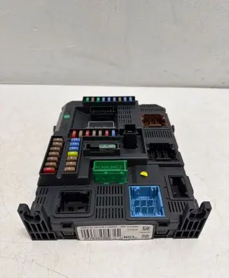 Peugeot 208 I Fuse module 9678355980