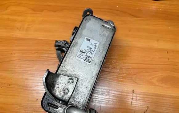 BMW 7 G11 G12 Gearbox / Transmission oil cooler 8570062 70564516 70579766