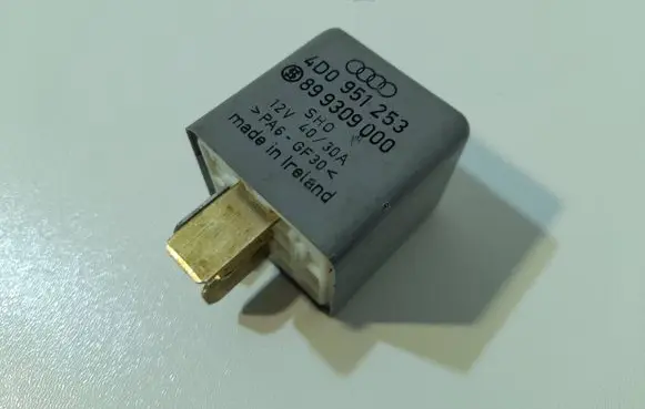Volkswagen PASSAT B5 Other relay 4d0951253