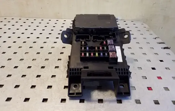 Toyota Avensis T220 Fuse module 8264105011