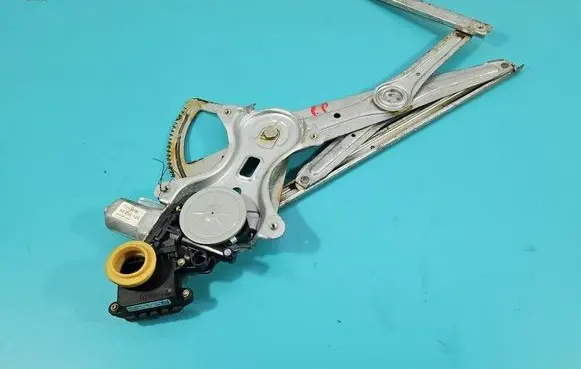 Toyota Corolla Verso E121 Front door window regulator with motor 698100F010 IMPRK1556362