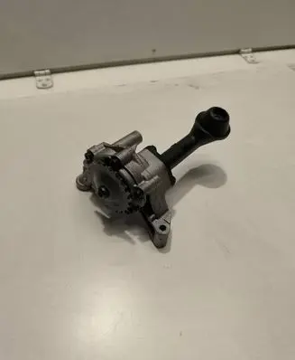Volkswagen Caddy Oil pump 030115105C C04466984