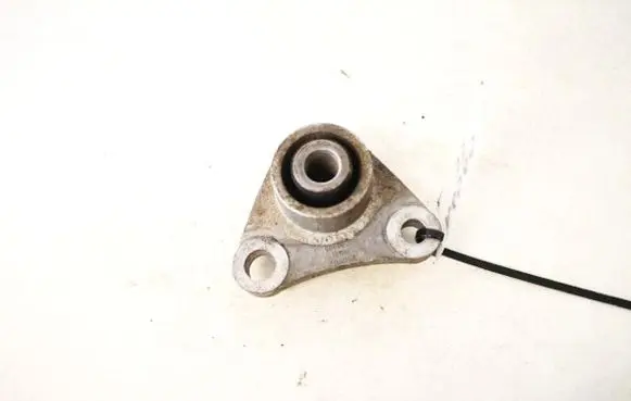 Volvo S60 Engine mounting bracket 8666205