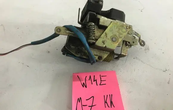 Peugeot 106 Front door lock 1212123