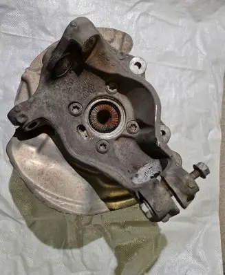 Front wheel hub spindle knuckle
