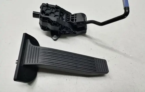 Toyota RAV 4 (XA50) Accelerator throttle pedal 7811033140 2701000040