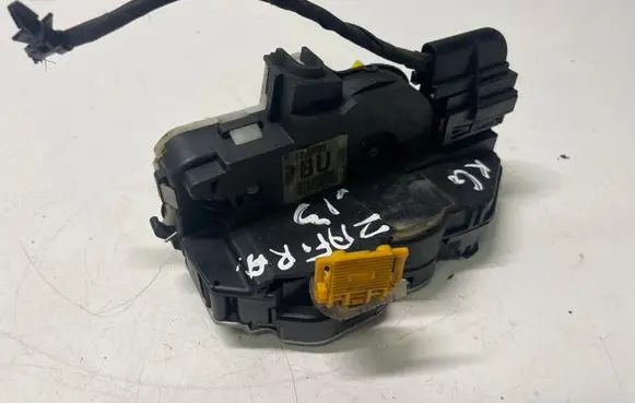 Opel Zafira C Rear door lock 13579555