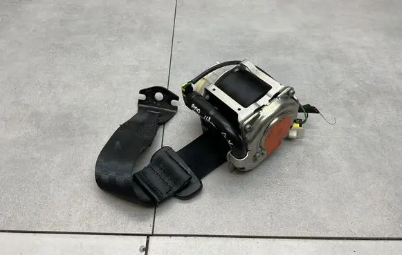 Volkswagen Polo VI Rear seatbelt 