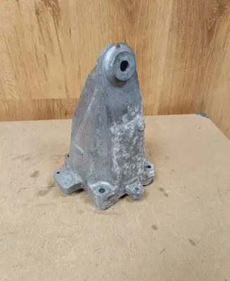 Engine mounting bracket