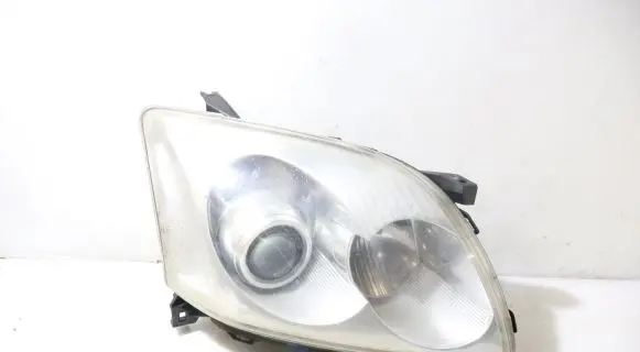 Toyota Avensis Verso Headlight/headlamp