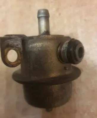 BMW 3 E30 Fuel pressure regulator 0280160257 0280160248